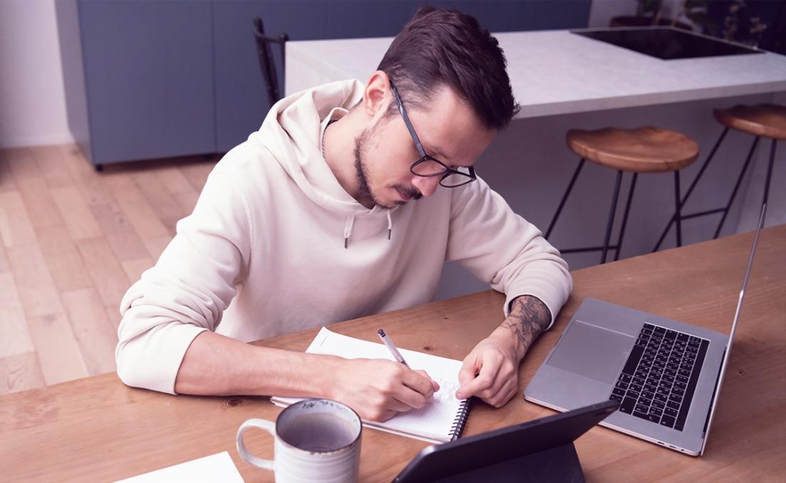 Equipo colaborando en proyecto educativo