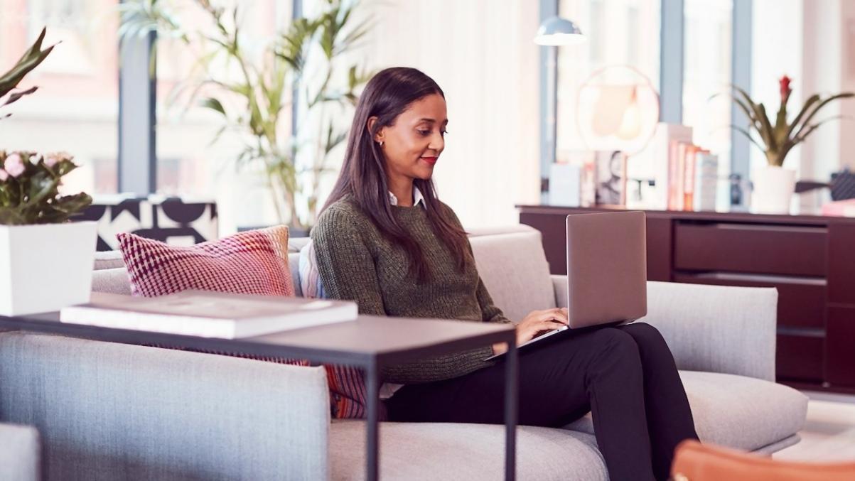 Estudiantes participando en sesiones de presentación en línea
